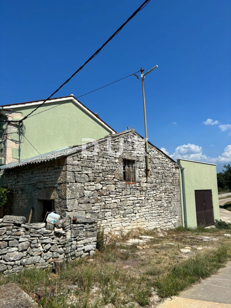 ISTRIA, SVETVINČENAT - Casa istriana parzialmente ristrutturata in posizione tranquilla! PERMESSO DI UTILIZZO!