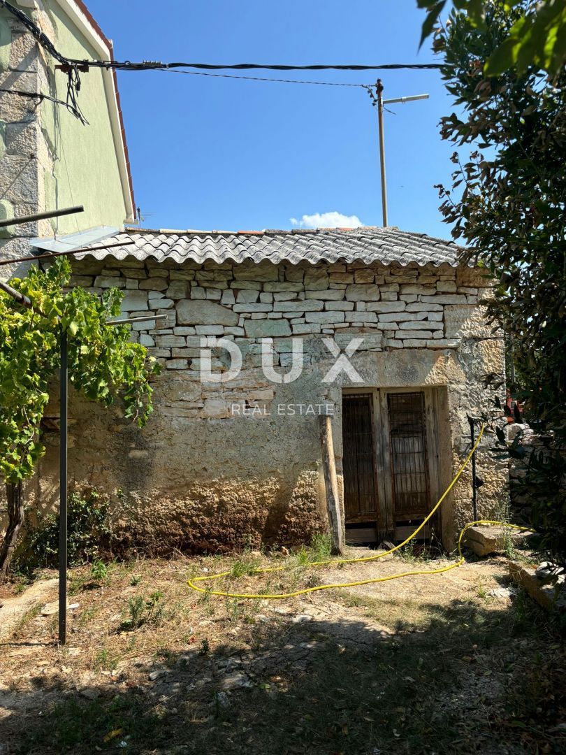 ISTRIA, SVETVINČENAT - Casa istriana parzialmente ristrutturata in posizione tranquilla! PERMESSO DI UTILIZZO!