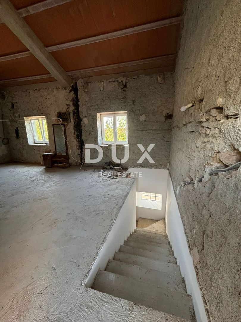 ISTRIA, SVETVINČENAT - Casa istriana parzialmente ristrutturata in posizione tranquilla! PERMESSO DI UTILIZZO!