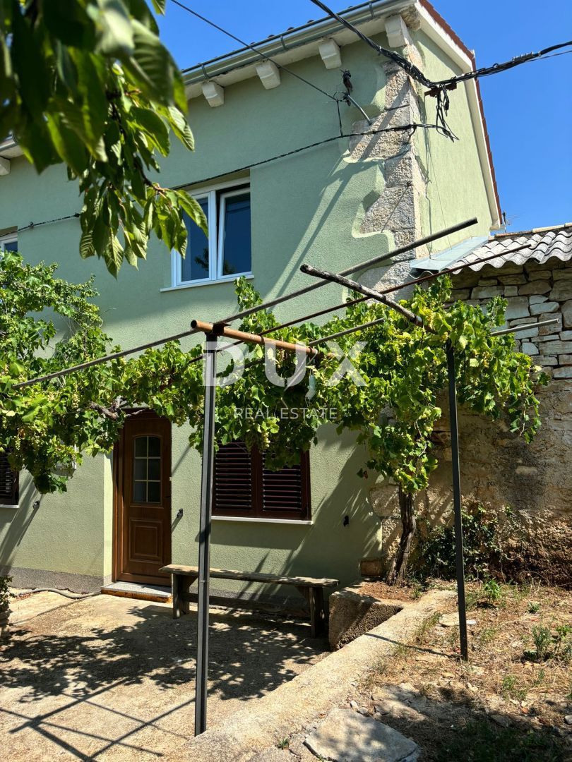 ISTRIA, SVETVINČENAT - Casa istriana parzialmente ristrutturata in posizione tranquilla! PERMESSO DI UTILIZZO!