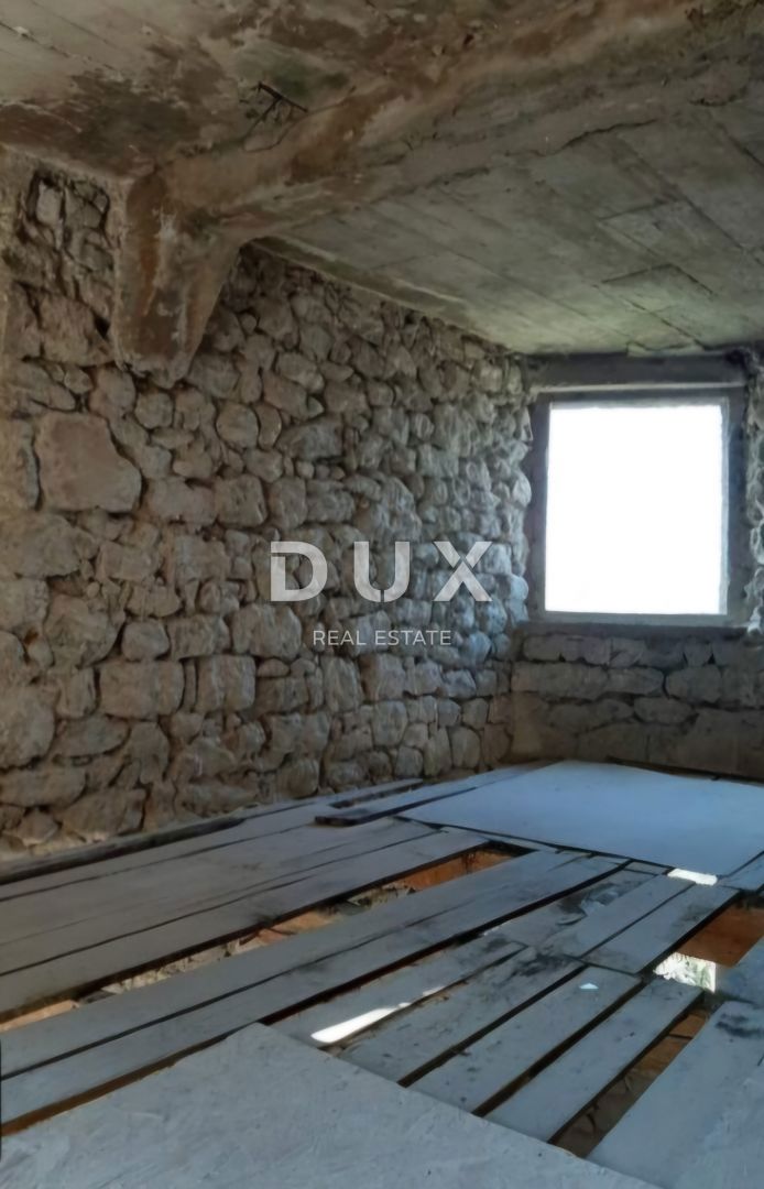 ISOLA DI KRK, DOBRINJ - Casa indipendente da ristrutturare 