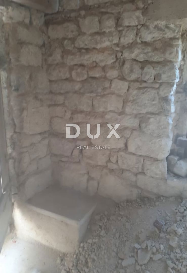 ISOLA DI KRK, DOBRINJ - Casa indipendente da ristrutturare 