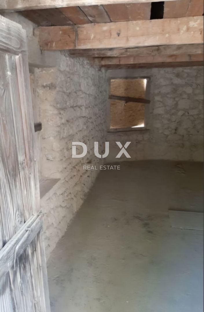 ISOLA DI KRK, DOBRINJ - Casa indipendente da ristrutturare 