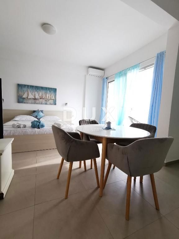 NOVI VINODOLSKI - casa / villa 1134m2 con appartamenti con vista panoramica sul mare e piscina + giardino 1750m2