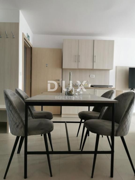NOVI VINODOLSKI - casa / villa 1134m2 con appartamenti con vista panoramica sul mare e piscina + giardino 1750m2