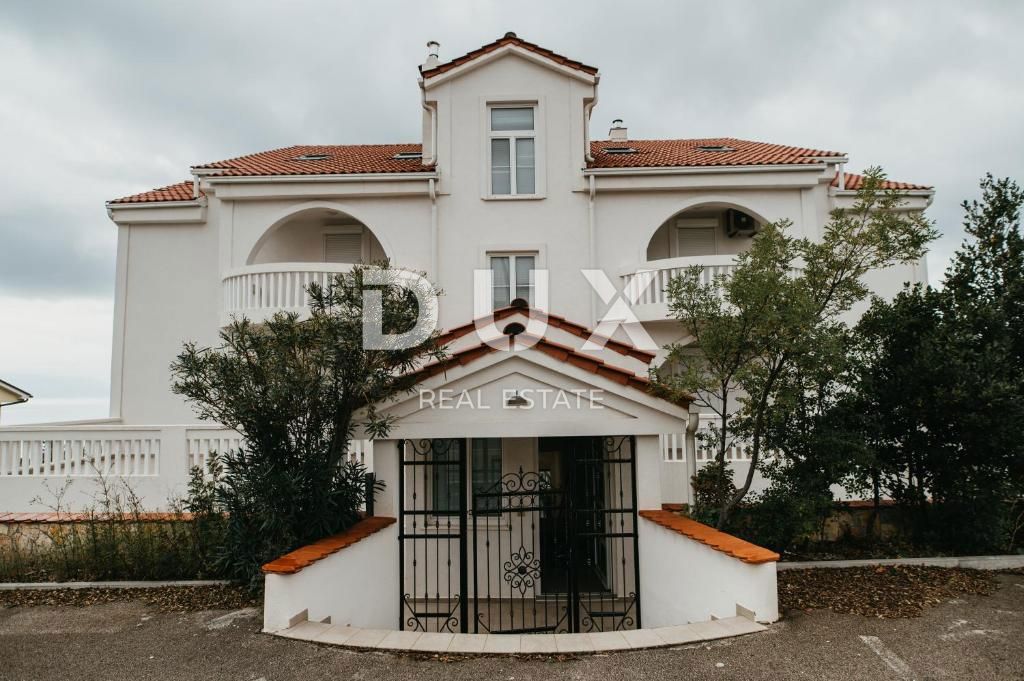 NOVI VINODOLSKI - casa / villa 1134m2 con appartamenti con vista panoramica sul mare e piscina + giardino 1750m2