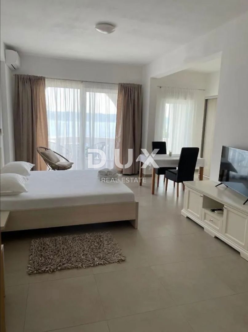 NOVI VINODOLSKI - casa / villa 1134m2 con appartamenti con vista panoramica sul mare e piscina + giardino 1750m2