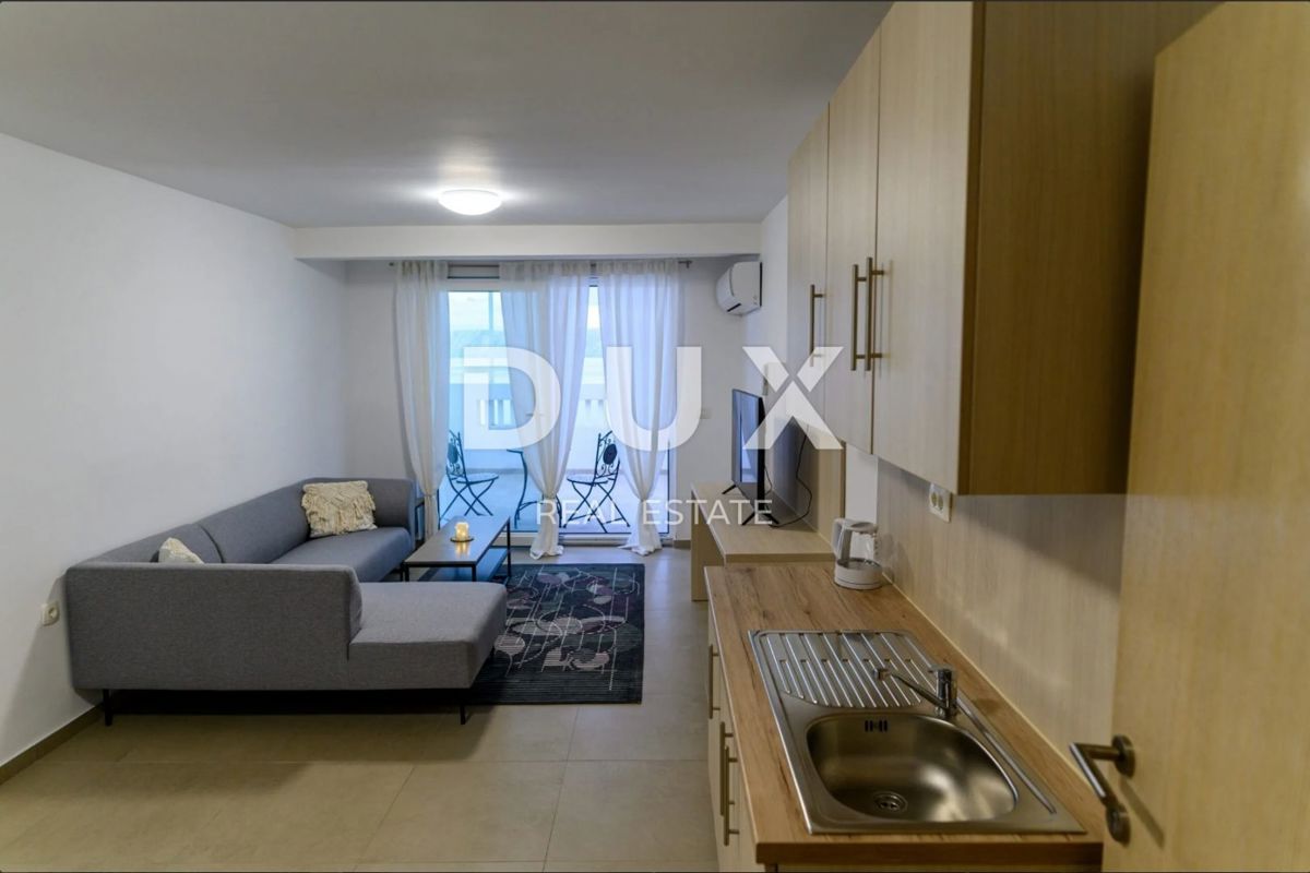 NOVI VINODOLSKI - casa / villa 1134m2 con appartamenti con vista panoramica sul mare e piscina + giardino 1750m2