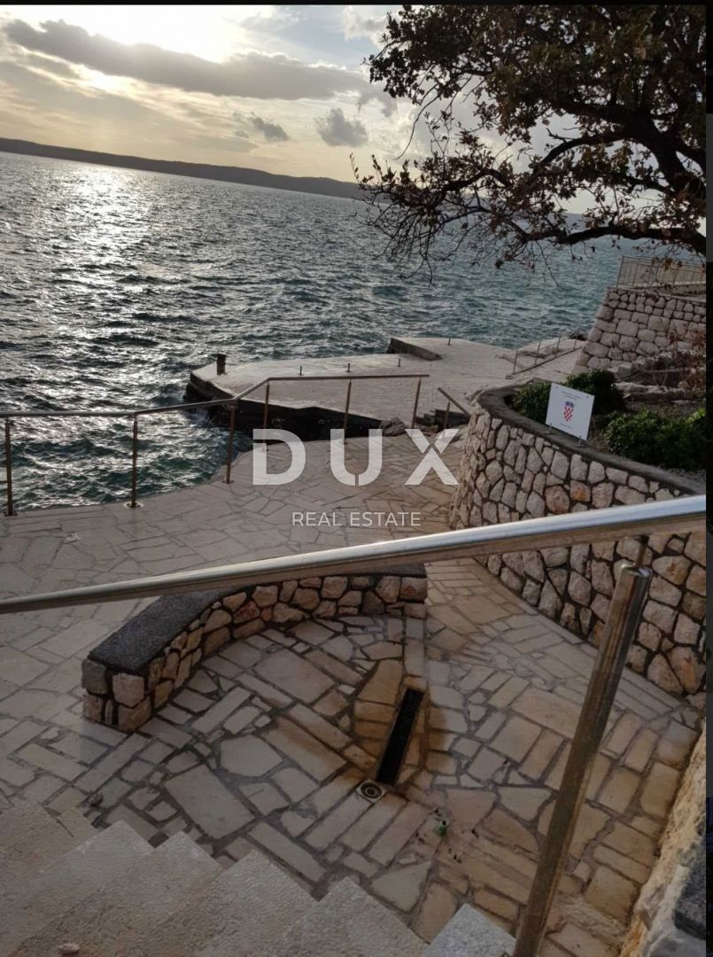 NOVI VINODOLSKI - casa / villa 1134m2 con appartamenti con vista panoramica sul mare e piscina + giardino 1750m2