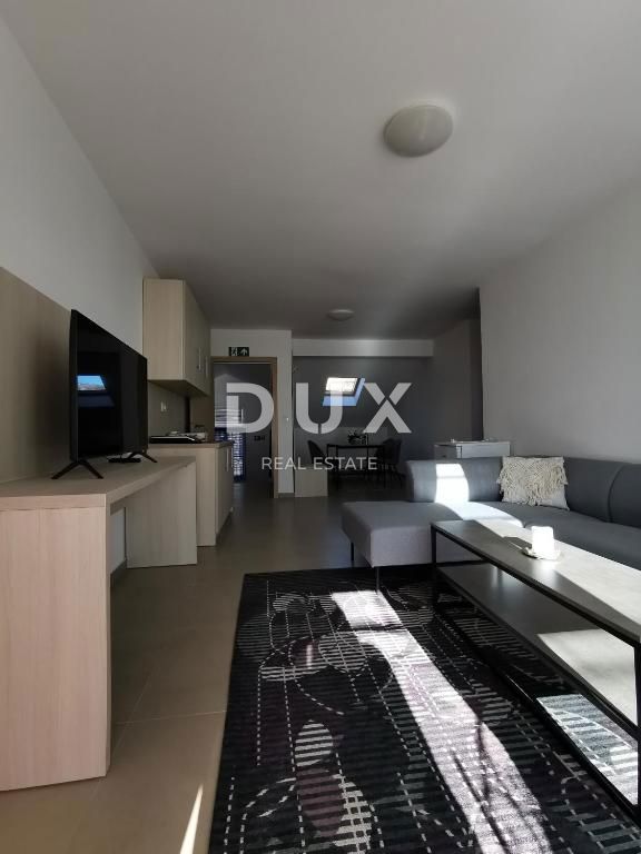 NOVI VINODOLSKI - casa / villa 1134m2 con appartamenti con vista panoramica sul mare e piscina + giardino 1750m2