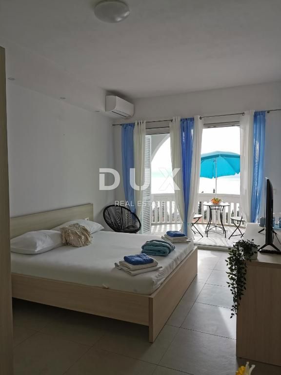 NOVI VINODOLSKI - casa / villa 1134m2 con appartamenti con vista panoramica sul mare e piscina + giardino 1750m2