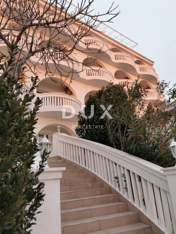 NOVI VINODOLSKI - casa / villa 1134m2 con appartamenti con vista panoramica sul mare e piscina + giardino 1750m2