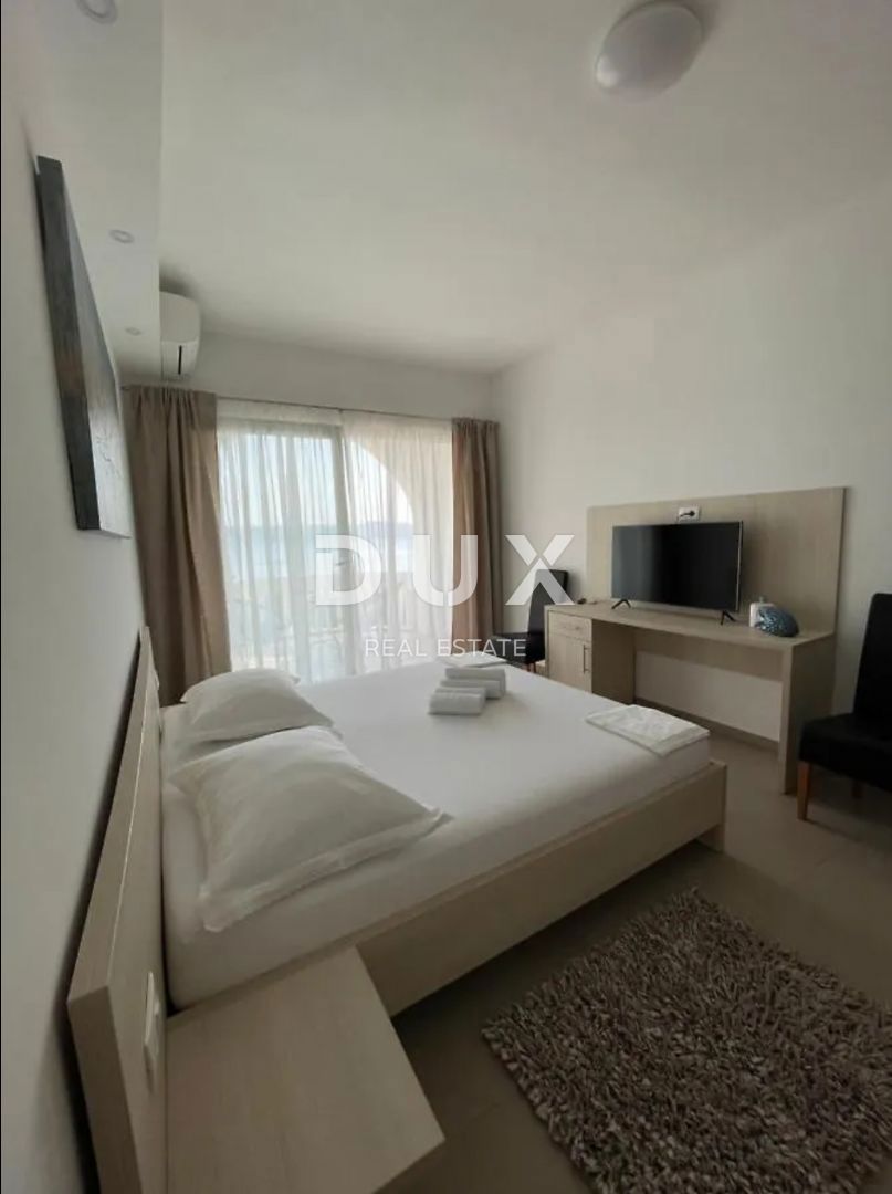 NOVI VINODOLSKI - casa / villa 1134m2 con appartamenti con vista panoramica sul mare e piscina + giardino 1750m2
