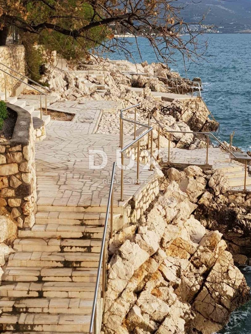 NOVI VINODOLSKI - casa / villa 1134m2 con appartamenti con vista panoramica sul mare e piscina + giardino 1750m2
