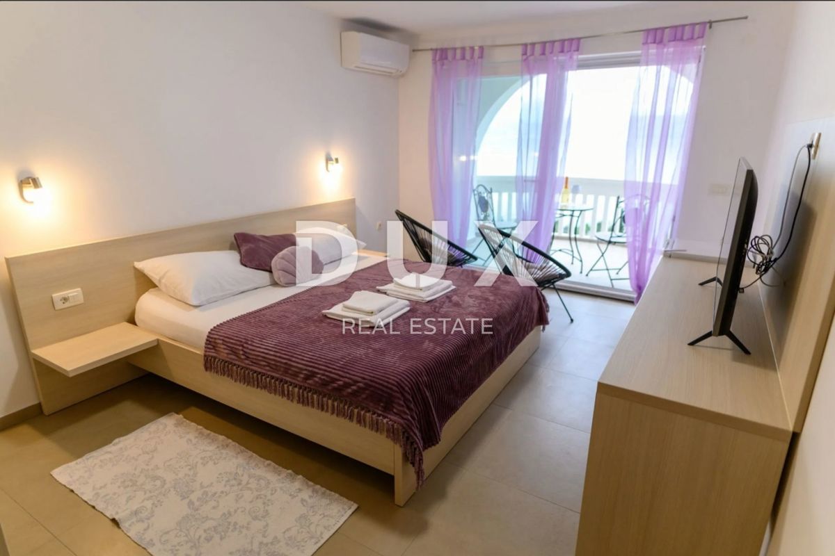 NOVI VINODOLSKI - casa / villa 1134m2 con appartamenti con vista panoramica sul mare e piscina + giardino 1750m2