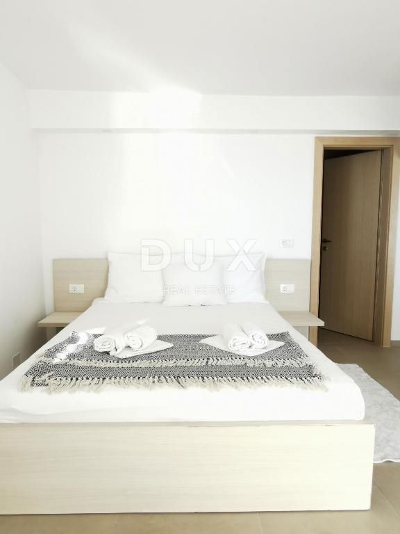 NOVI VINODOLSKI - casa / villa 1134m2 con appartamenti con vista panoramica sul mare e piscina + giardino 1750m2