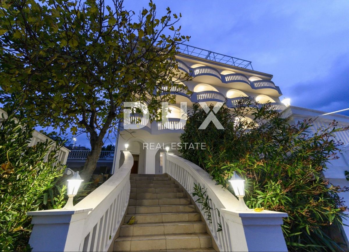NOVI VINODOLSKI - casa / villa 1134m2 con appartamenti con vista panoramica sul mare e piscina + giardino 1750m2