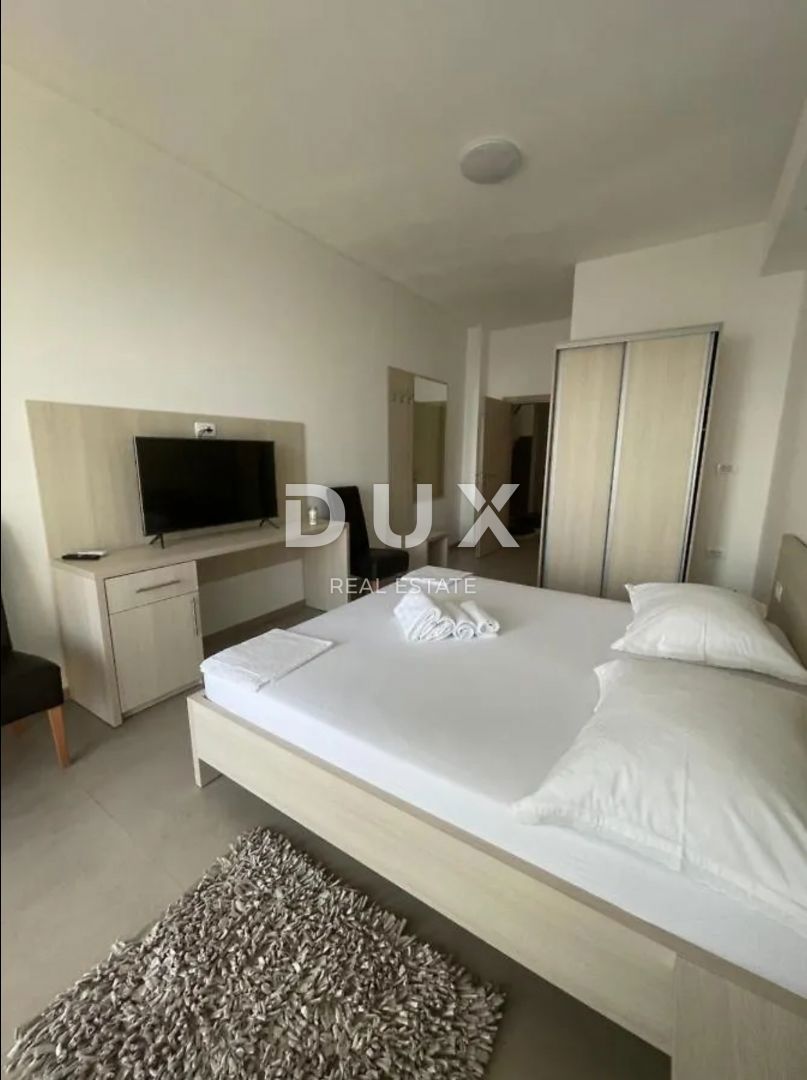 NOVI VINODOLSKI - casa / villa 1134m2 con appartamenti con vista panoramica sul mare e piscina + giardino 1750m2