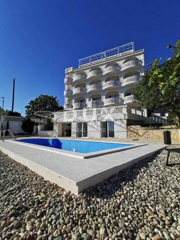 NOVI VINODOLSKI - casa / villa 1134m2 con appartamenti con vista panoramica sul mare e piscina + giardino 1750m2