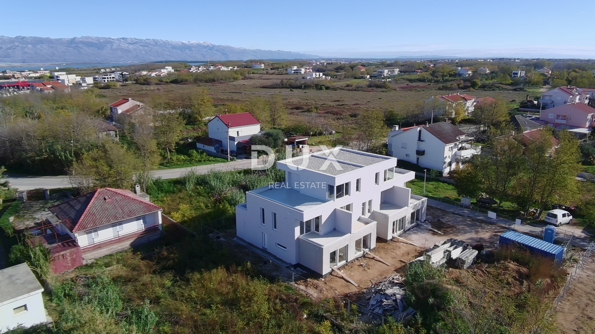 ZARA, PRIVLAKA - Appartamento su due piani con giardino privato a 3 minuti a piedi dalla spiaggia sabbiosa! E