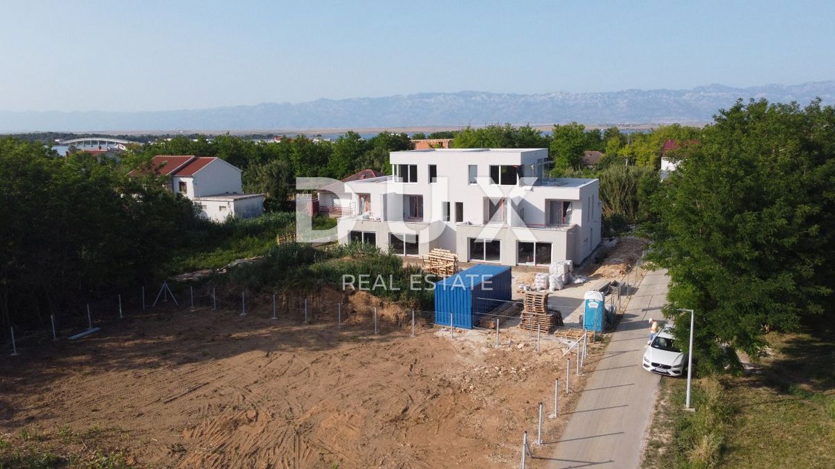 ZARA, PRIVLAKA - Appartamento su due piani con giardino privato a 3 minuti a piedi dalla spiaggia sabbiosa! E