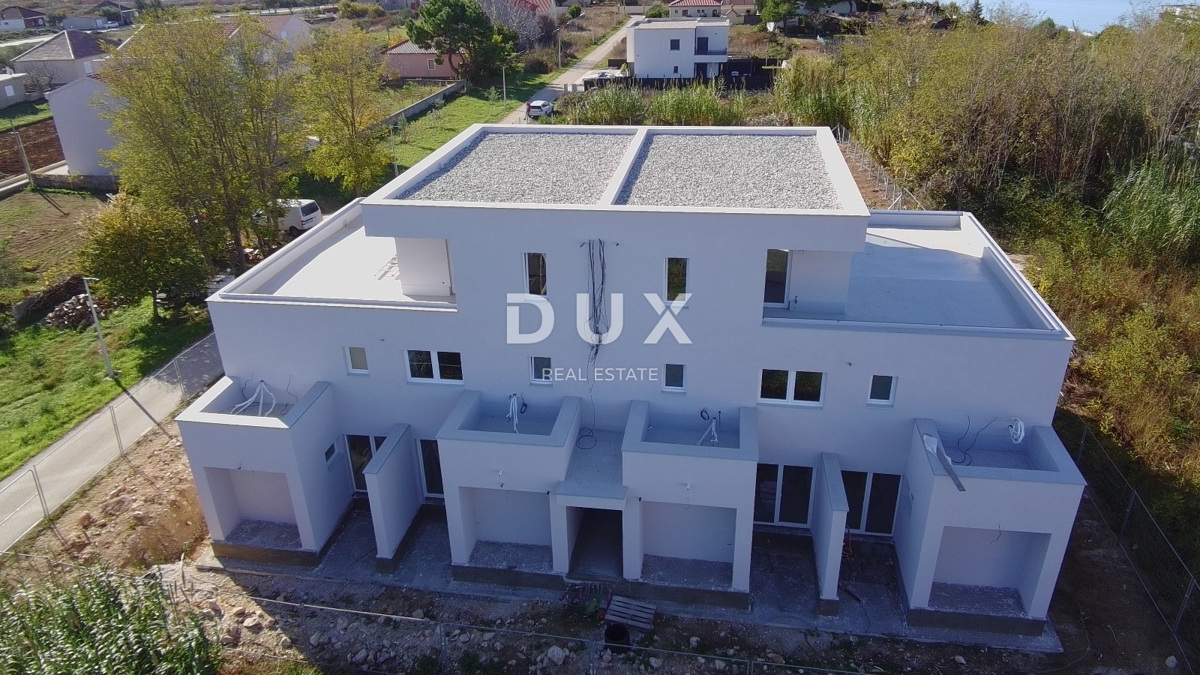 ZARA, PRIVLAKA - Appartamento su due piani con giardino privato a 3 minuti a piedi dalla spiaggia sabbiosa! E