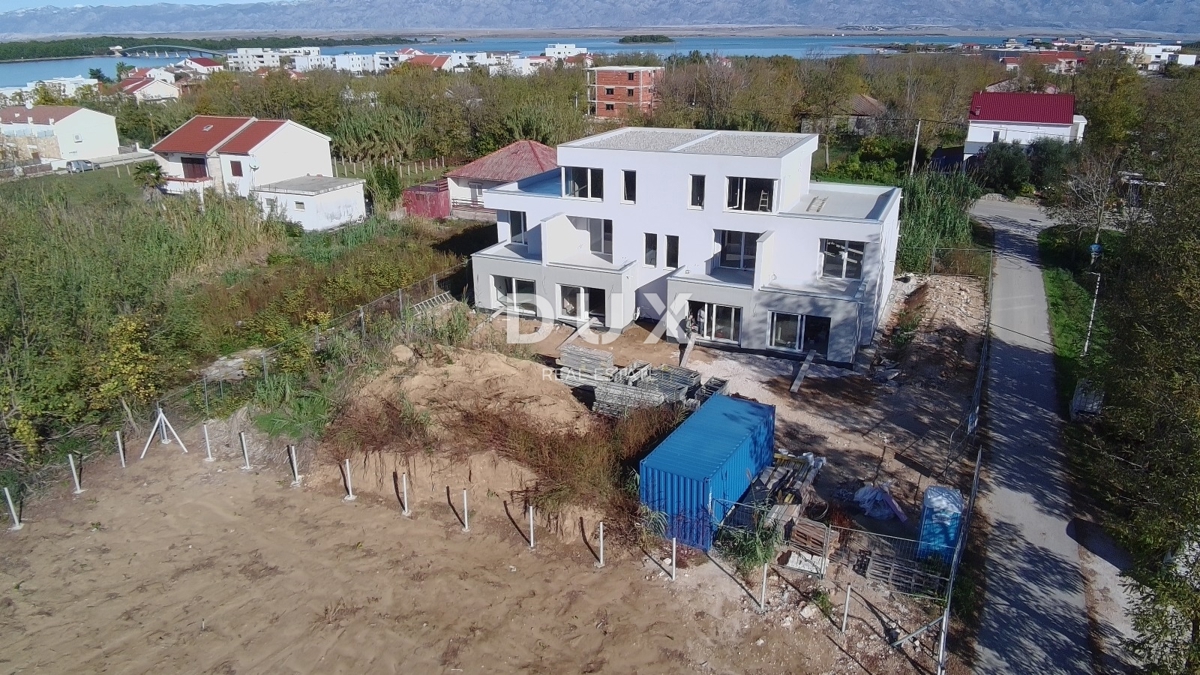 ZARA, PRIVLAKA - Appartamento su due piani con giardino privato a 3 minuti a piedi dalla spiaggia sabbiosa! E