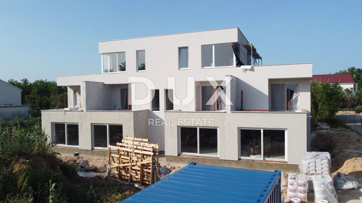 ZARA, PRIVLAKA - Appartamento su due piani con giardino privato a 3 minuti a piedi dalla spiaggia sabbiosa! E