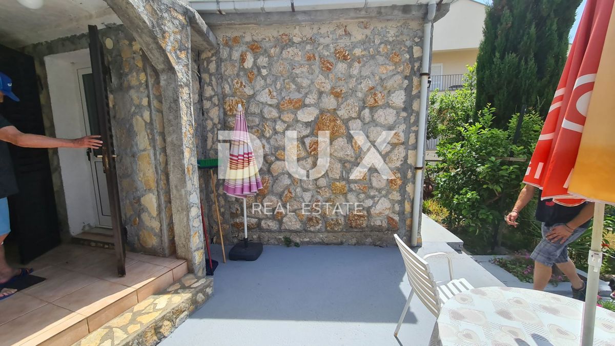 ISOLA DI PAG, NOVALJA - casa con appartamenti vicino al mare