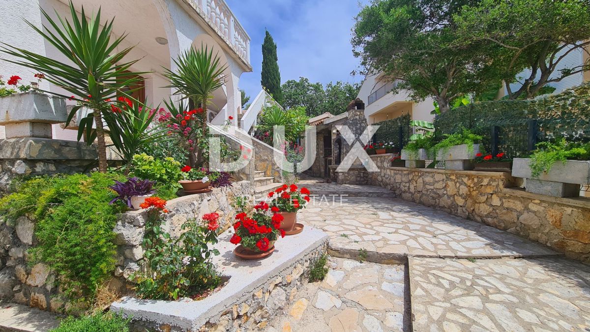 ISOLA DI PAG, NOVALJA - casa con appartamenti vicino al mare