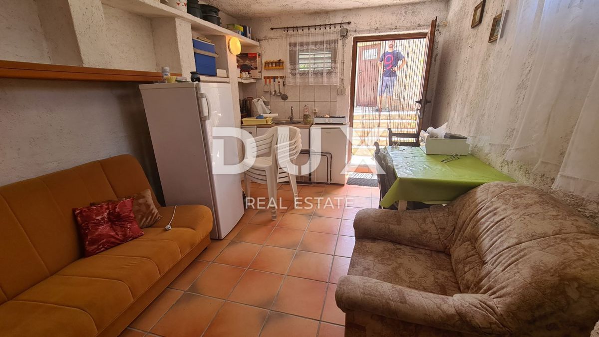 ISOLA DI PAG, NOVALJA - casa con appartamenti vicino al mare