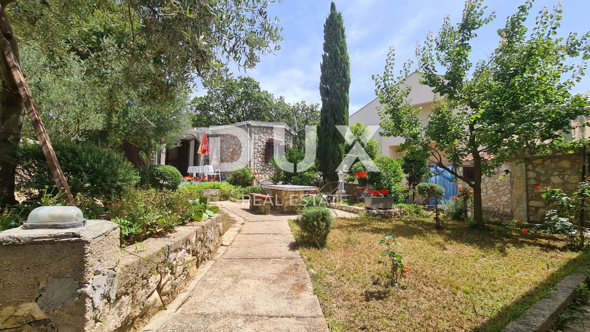 ISOLA DI PAG, NOVALJA - casa con appartamenti vicino al mare