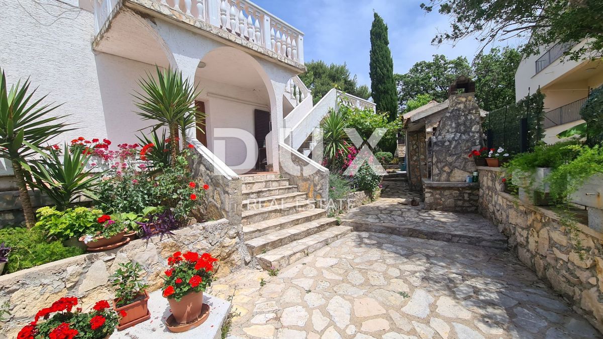 ISOLA DI PAG, NOVALJA - casa con appartamenti vicino al mare