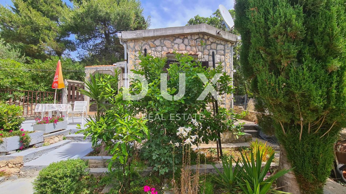 ISOLA DI PAG, NOVALJA - casa con appartamenti vicino al mare