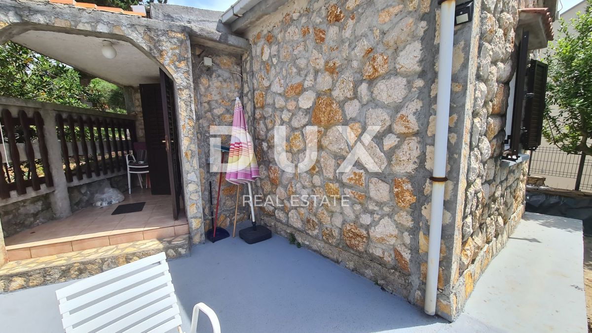 ISOLA DI PAG, NOVALJA - casa con appartamenti vicino al mare