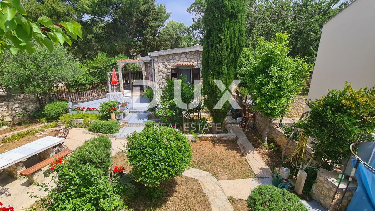ISOLA DI PAG, NOVALJA - casa con appartamenti vicino al mare