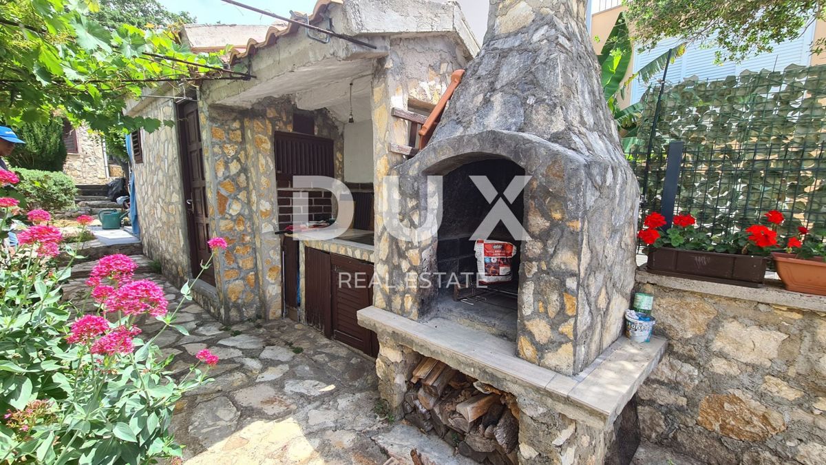 ISOLA DI PAG, NOVALJA - casa con appartamenti vicino al mare