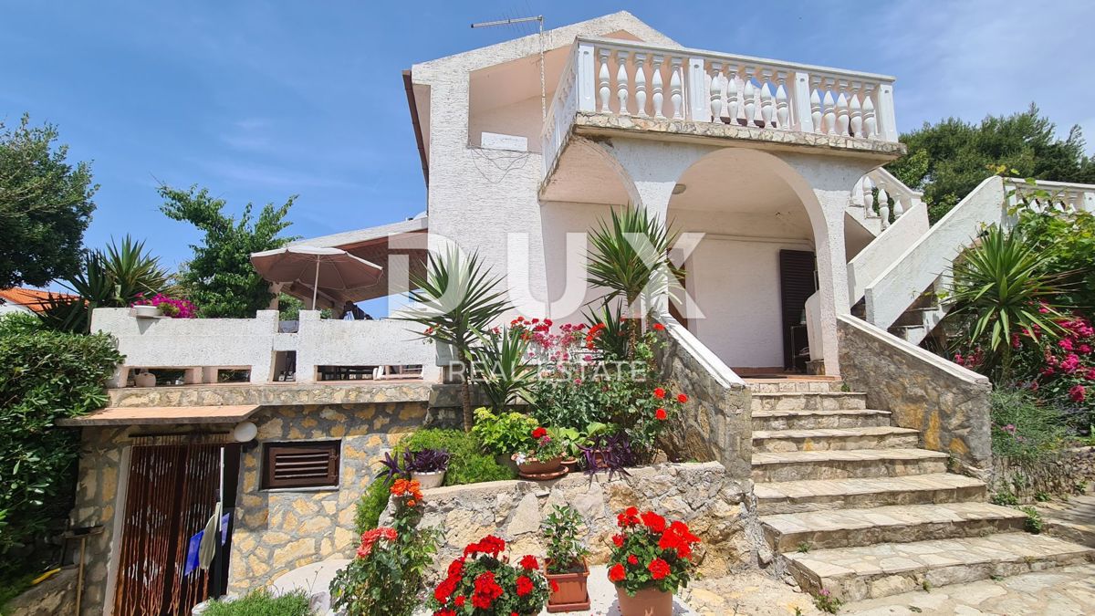 ISOLA DI PAG, NOVALJA - casa con appartamenti vicino al mare