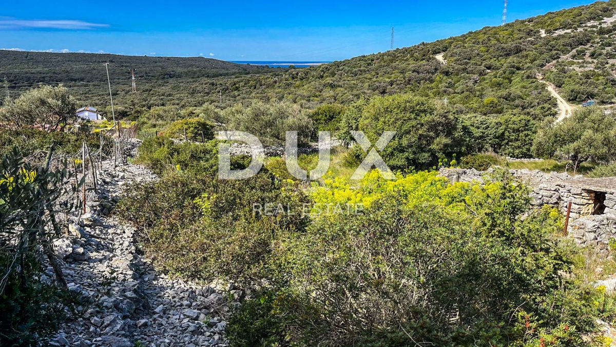 MALI LOŠINJ - Terreno edificabile in posizione tranquilla con vista mare