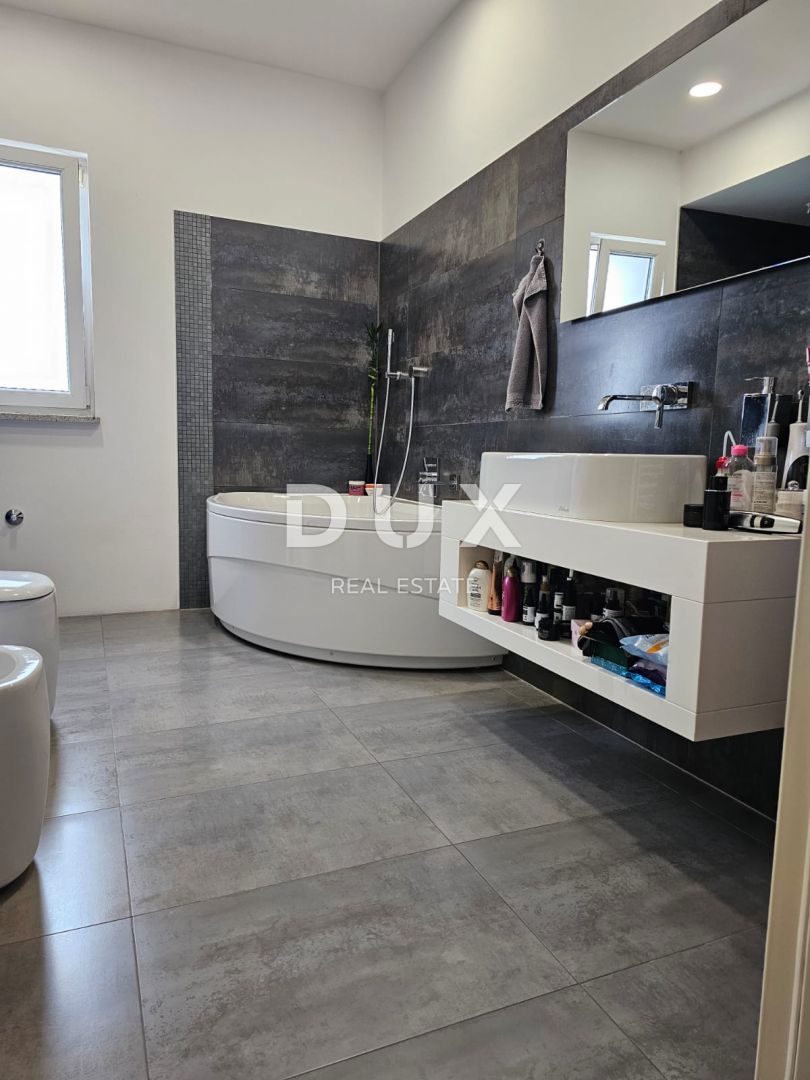ISTRIA, POLA - Appartamento di 131 m2 con ampio balcone in posizione tranquilla!