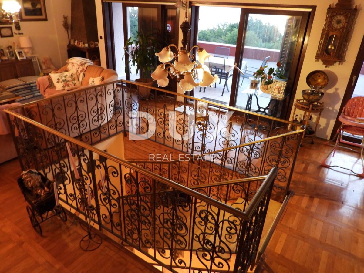 ABBAZIA, MATULJI - casa di 400m2 con un appartamento duplex e due appartamenti + giardino di 710m2