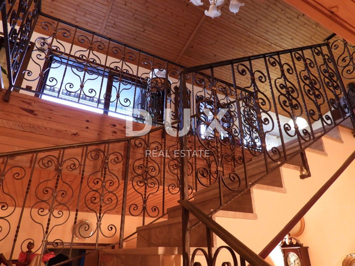 ABBAZIA, MATULJI - casa di 400m2 con un appartamento duplex e due appartamenti + giardino di 710m2
