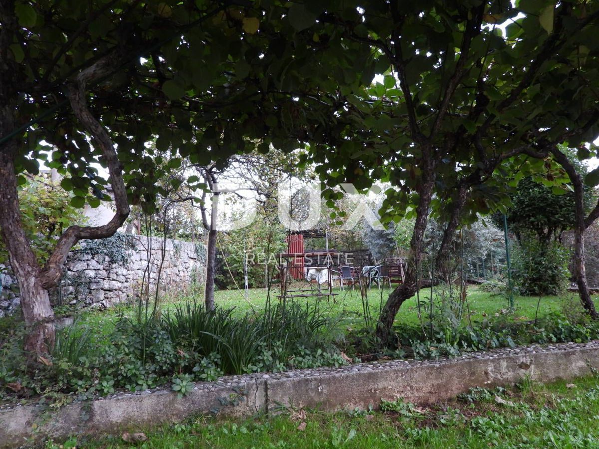 ABBAZIA, MATULJI - casa di 400m2 con un appartamento duplex e due appartamenti + giardino di 710m2