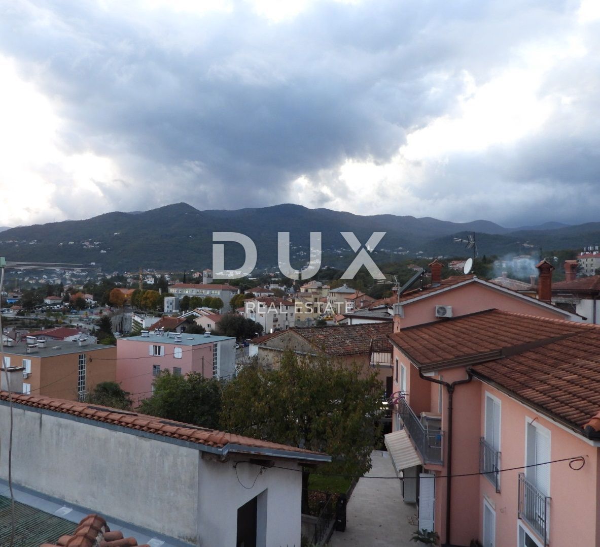 ABBAZIA, MATULJI - casa di 400m2 con un appartamento duplex e due appartamenti + giardino di 710m2