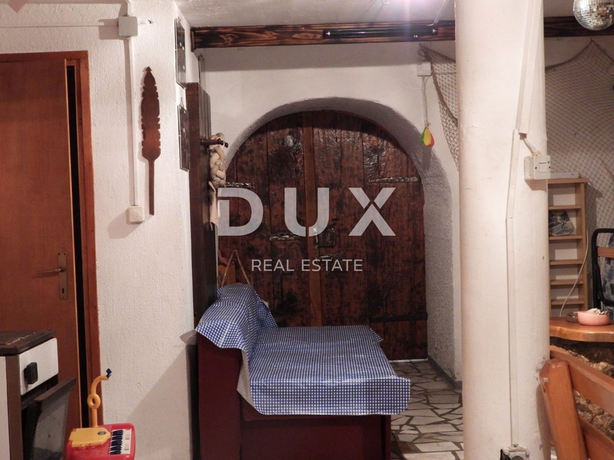 ABBAZIA, MATULJI - casa di 400m2 con un appartamento duplex e due appartamenti + giardino di 710m2