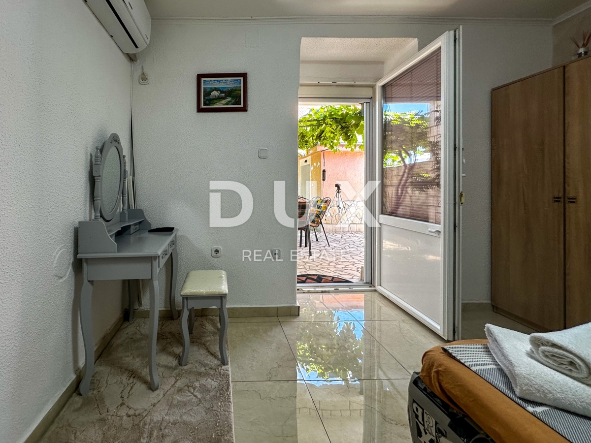 CRIKVENICA, DRAMALJ - casa di 115 m2 con due appartamenti vicino al mare, prezzo ribassato, occasione!!!