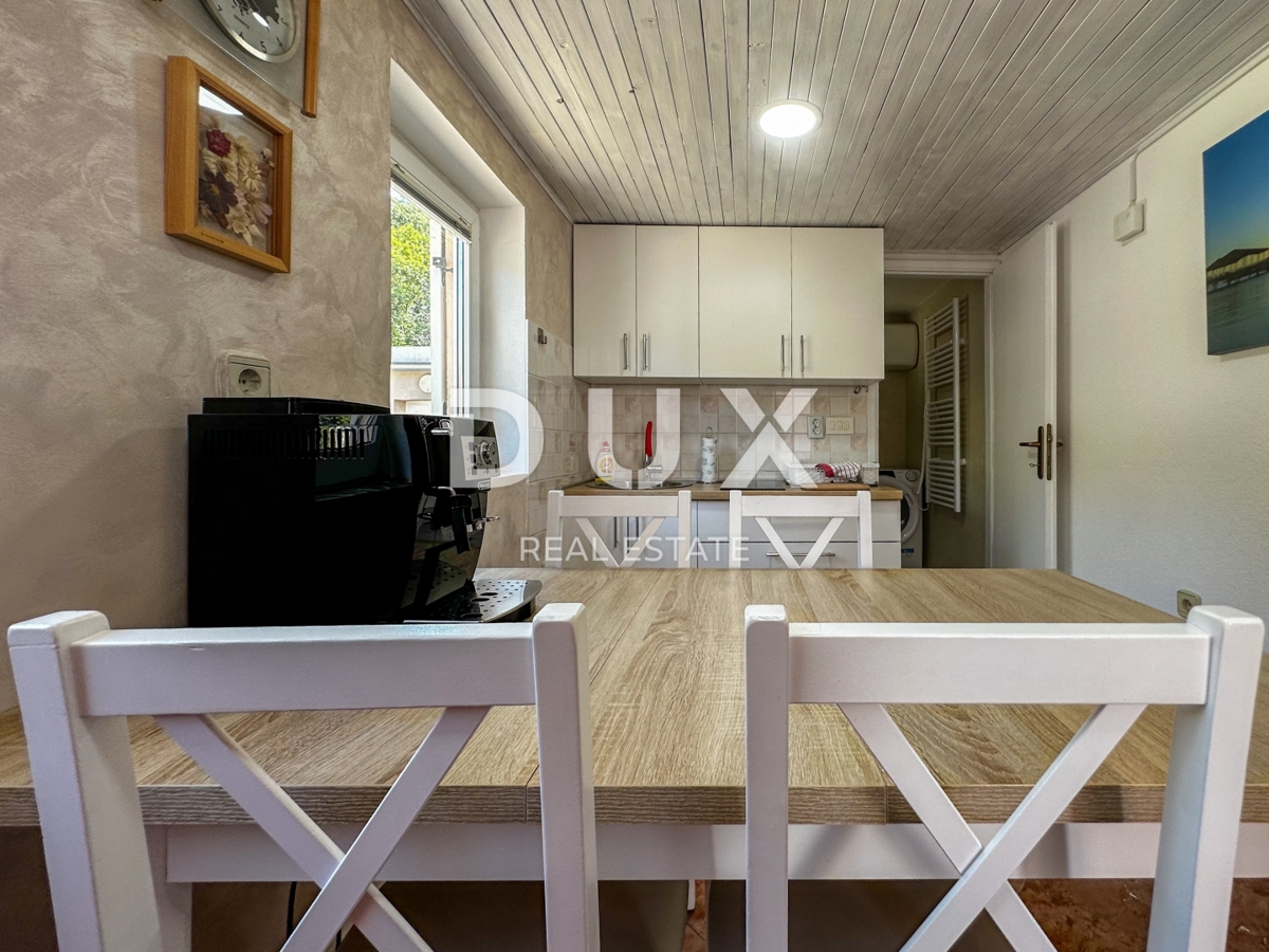 CRIKVENICA, DRAMALJ - casa di 115 m2 con due appartamenti vicino al mare, prezzo ribassato, occasione!!!