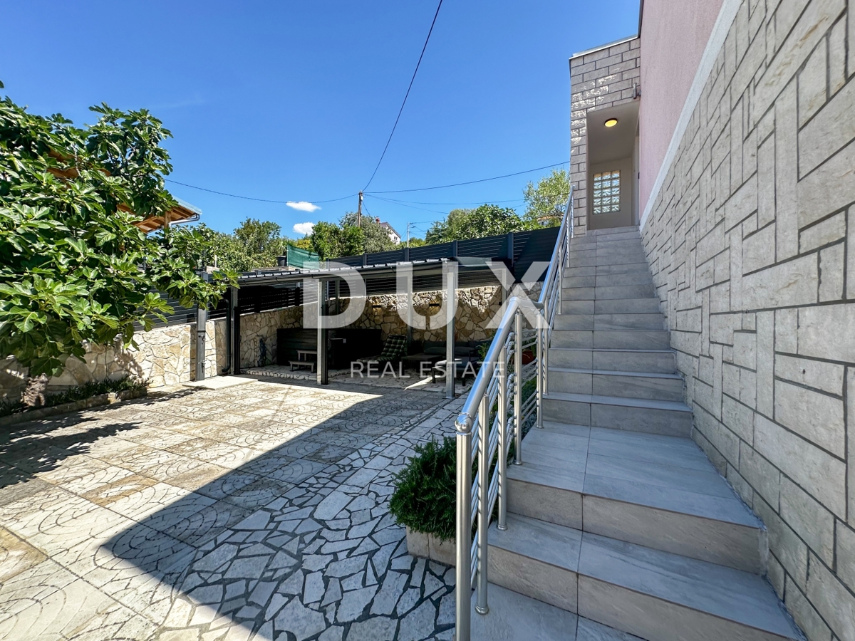 CRIKVENICA, DRAMALJ - casa di 115 m2 con due appartamenti vicino al mare, prezzo ribassato, occasione!!!
