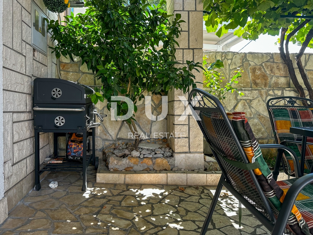 CRIKVENICA, DRAMALJ - casa di 115 m2 con due appartamenti vicino al mare, prezzo ribassato, occasione!!!