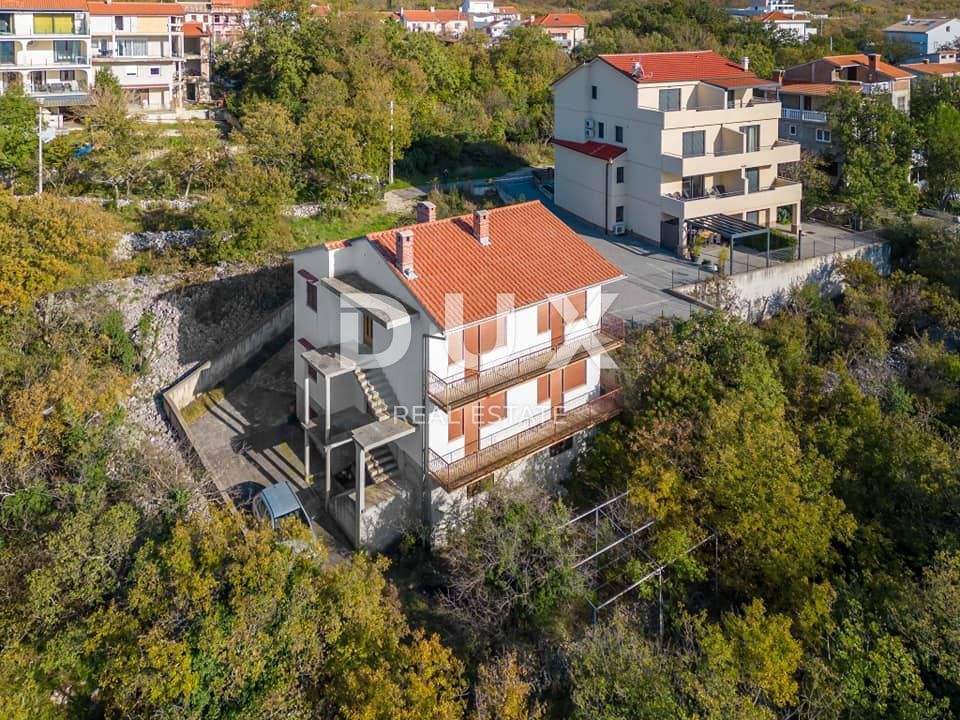 CRIKVENICA, JADRANOVO - casa indipendente con 3 appartamenti separati con vista mare + giardino! OCCASIONE!